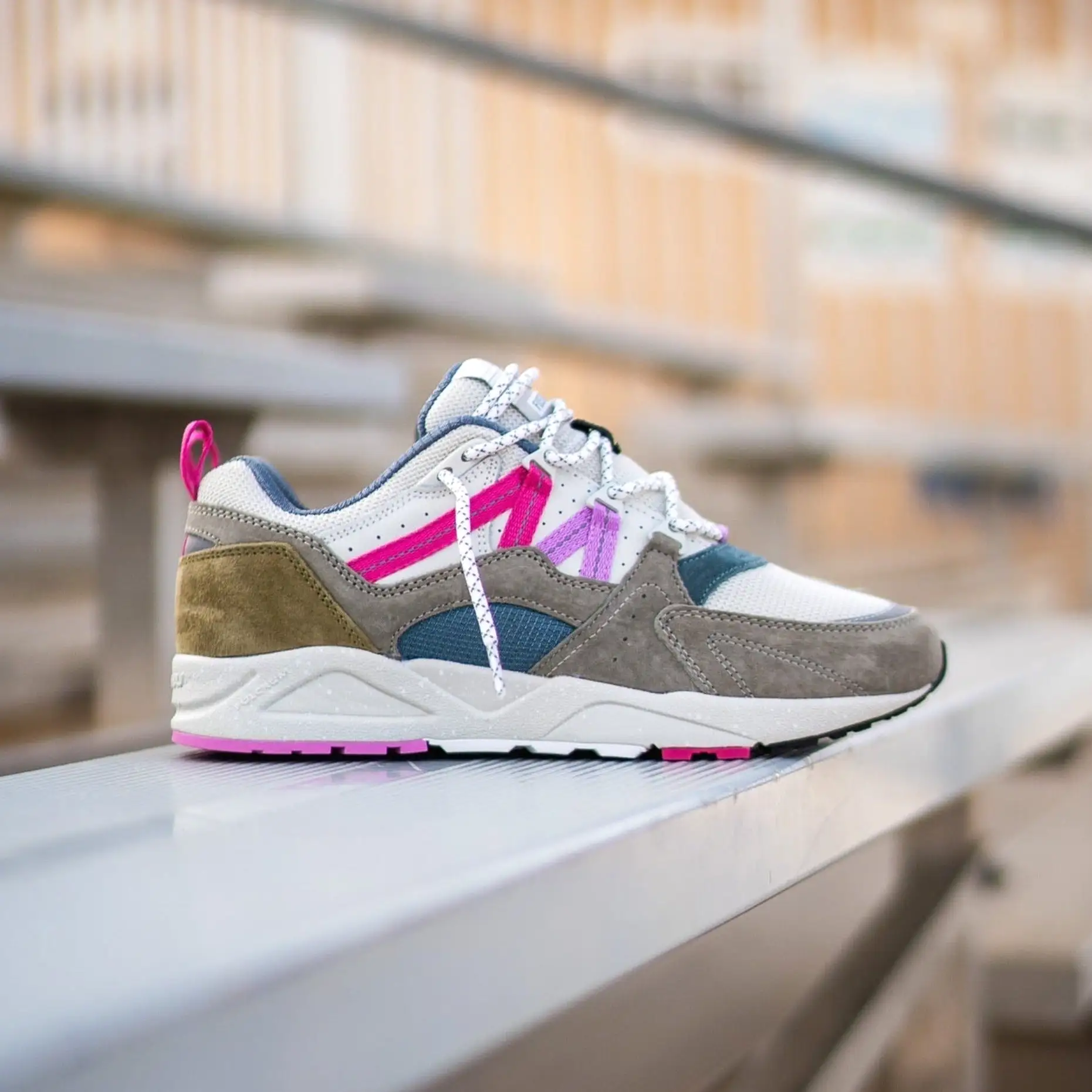 Karhu Fusion 2.0 (Abbey Stone/Pink Yarrow)