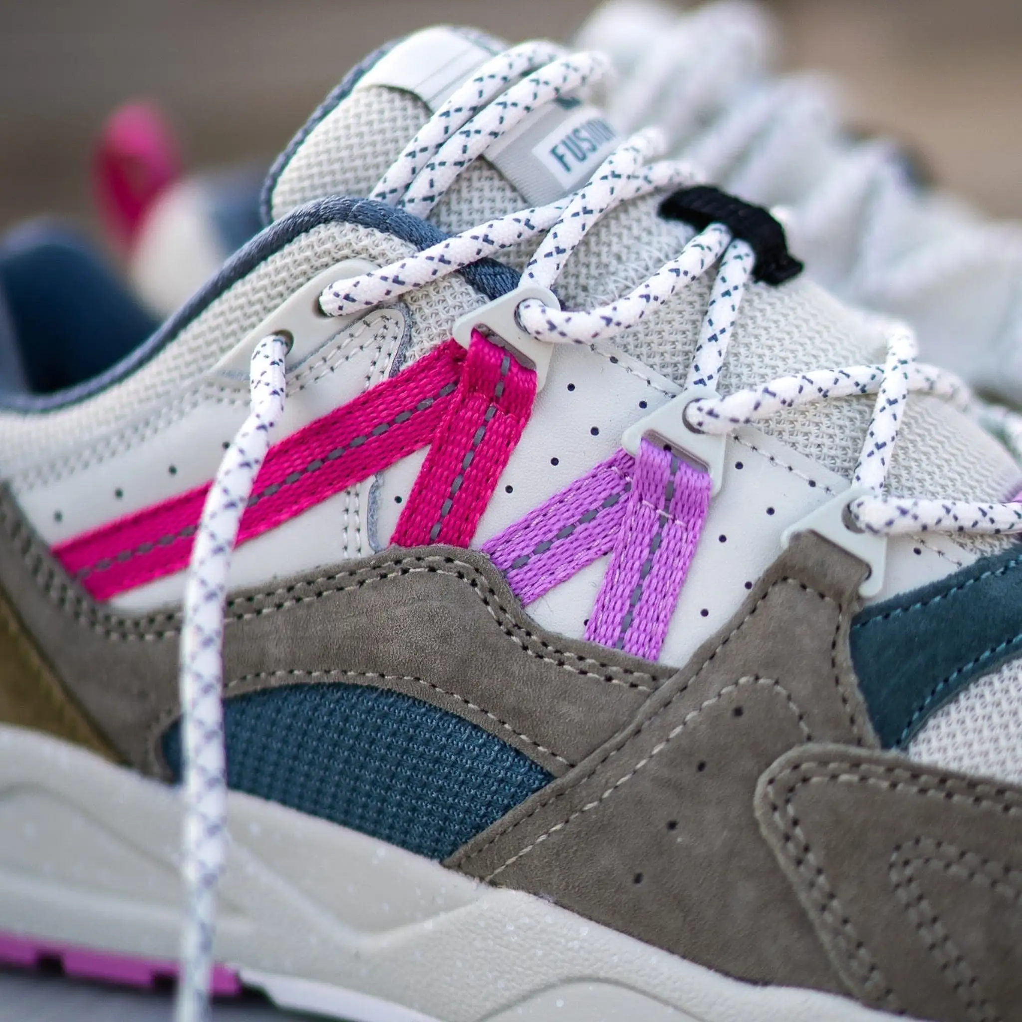 Karhu Fusion 2.0 (Abbey Stone/Pink Yarrow)